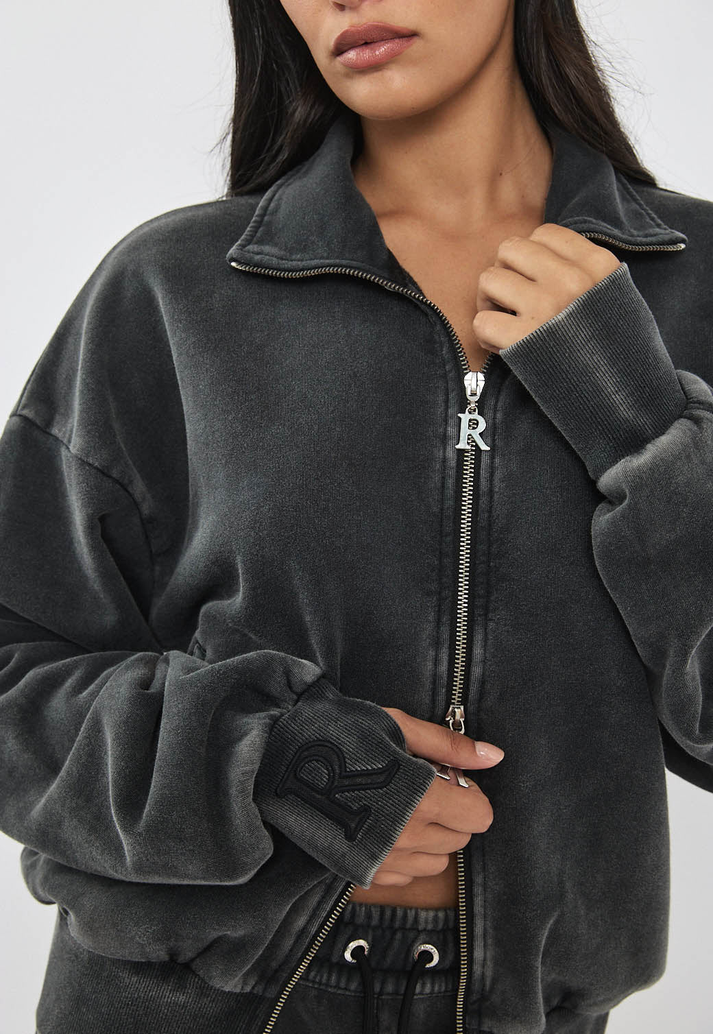 סווטשירט לנשים בצבע שחור עם רוכסן