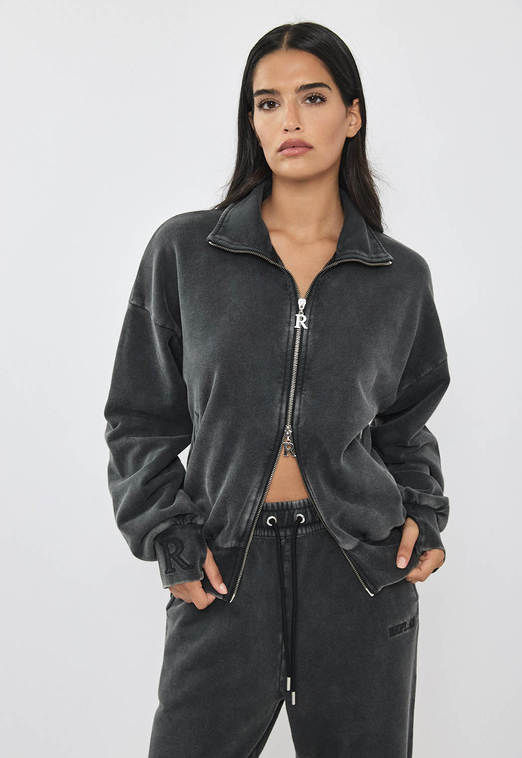 סווטשירט לנשים בצבע שחור עם רוכסן