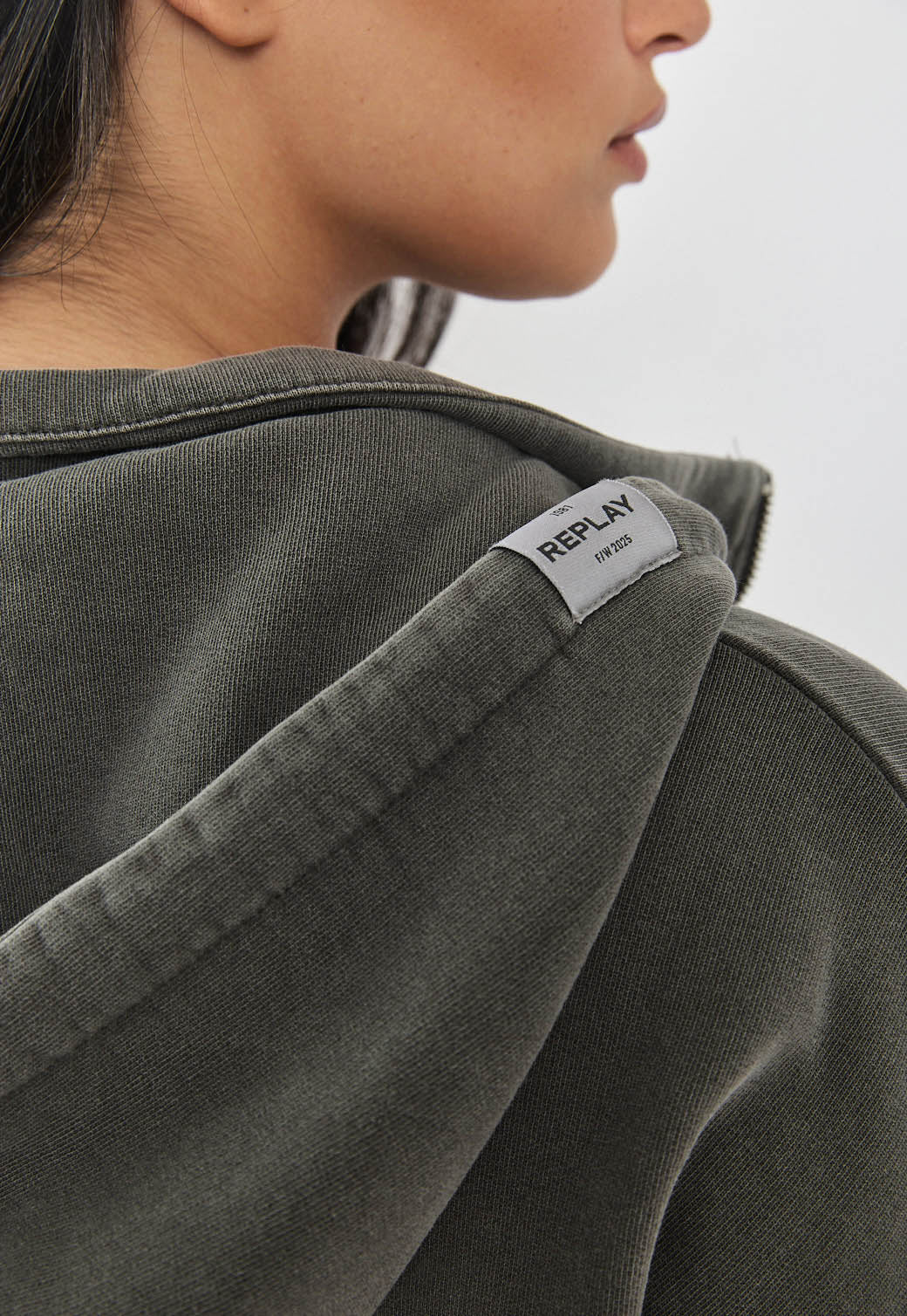 סווטשירט לנשים בצבע שחור עם רוכסן