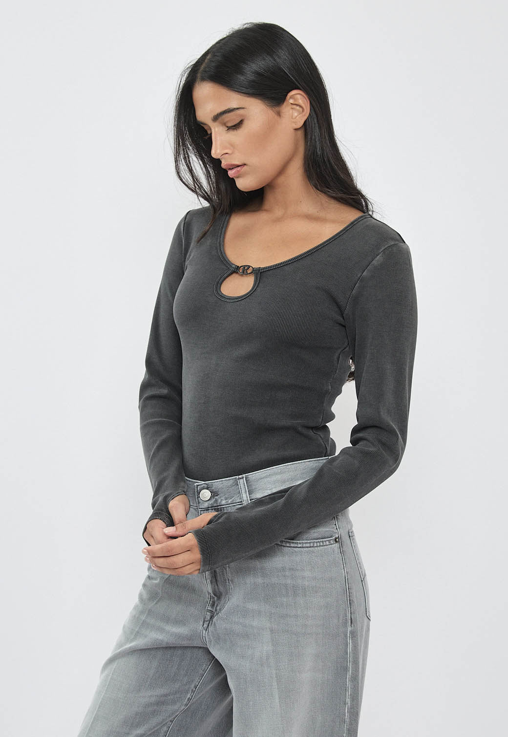 בודיסוט לנשים בצבע שחור עם מפתח טיפה ולוגו מתכתי