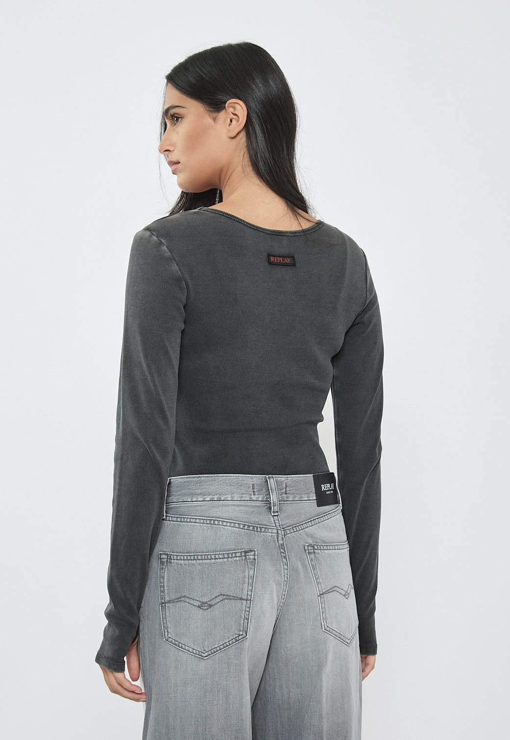 בודיסוט לנשים בצבע שחור עם מפתח טיפה ולוגו מתכתי