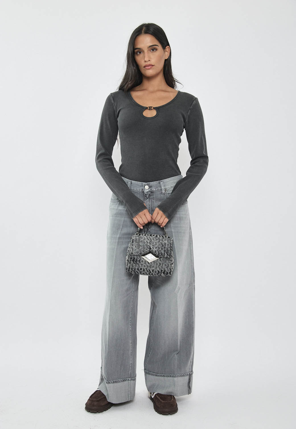 בודיסוט לנשים בצבע שחור עם מפתח טיפה ולוגו מתכתי