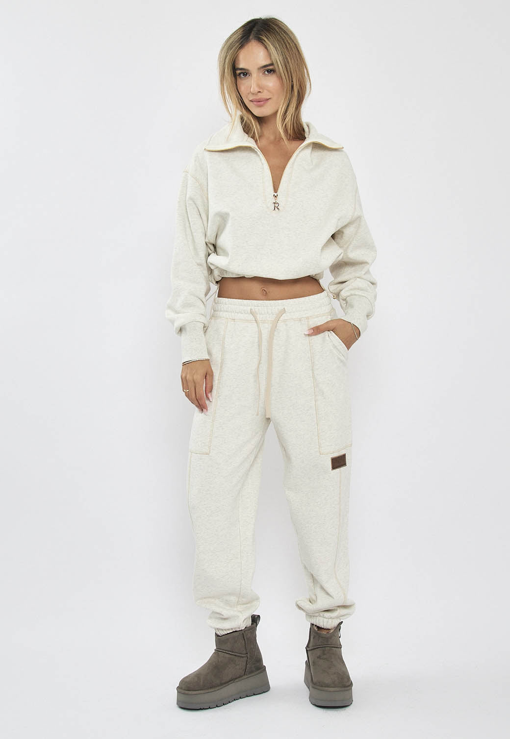 מכנסי טרנינג לנשים בצבע קרם עם לוגו