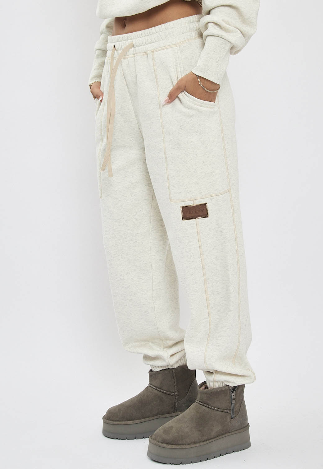 מכנסי טרנינג לנשים בצבע קרם עם לוגו