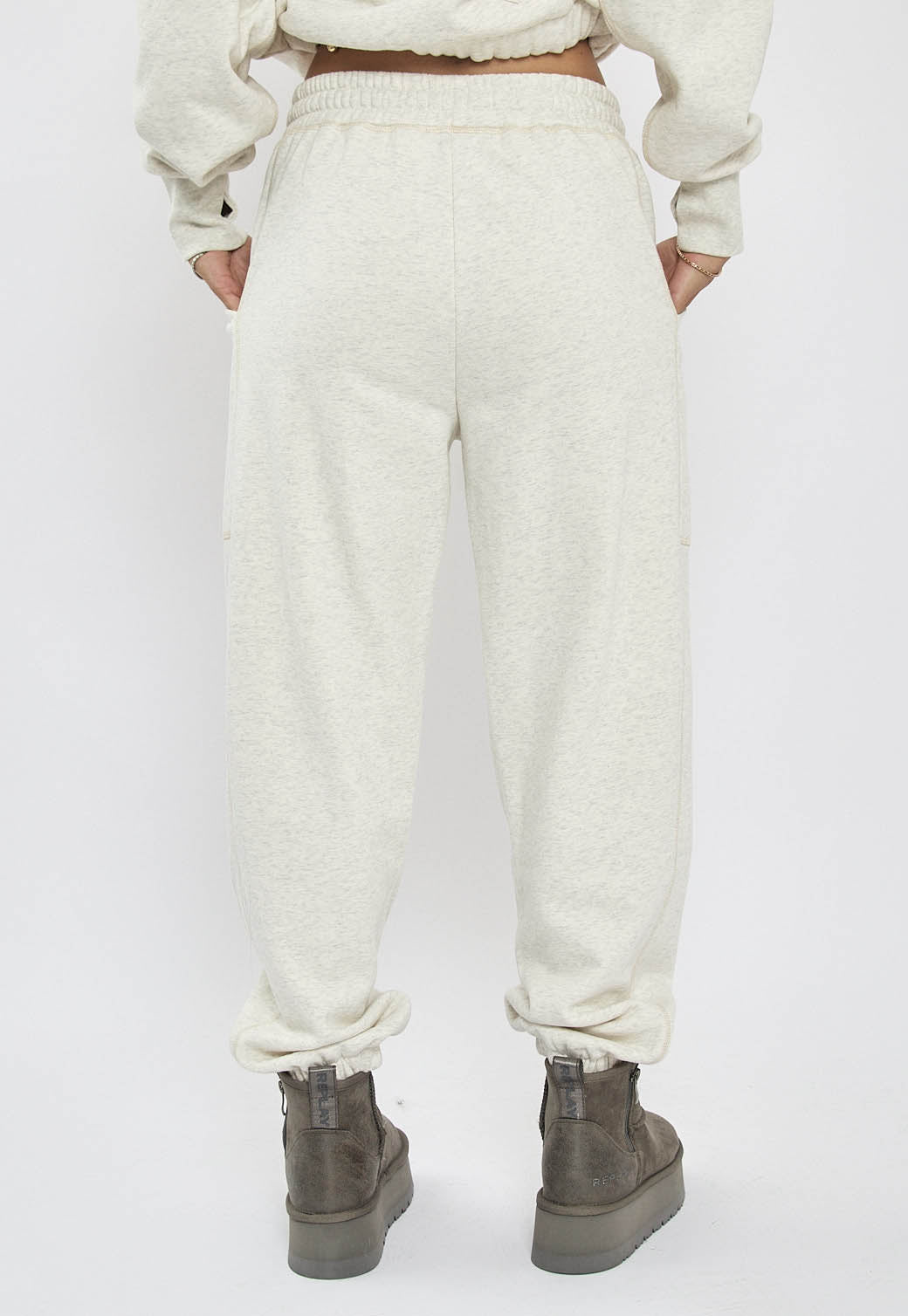 מכנסי טרנינג לנשים בצבע קרם עם לוגו