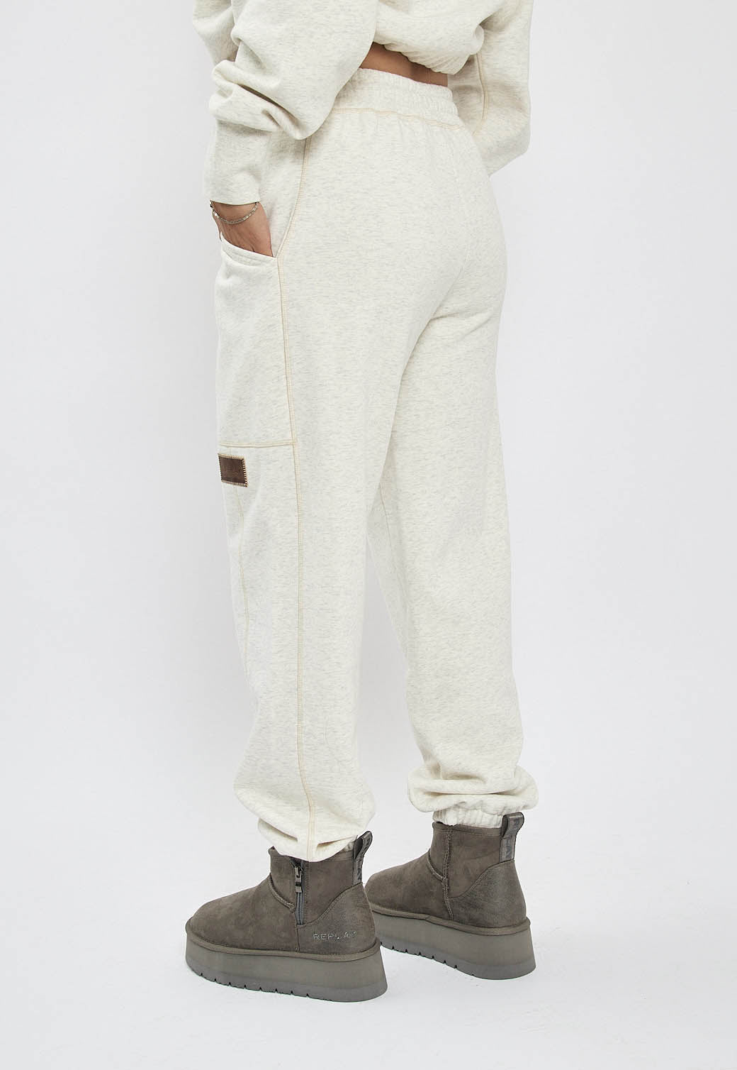 מכנסי טרנינג לנשים בצבע קרם עם לוגו