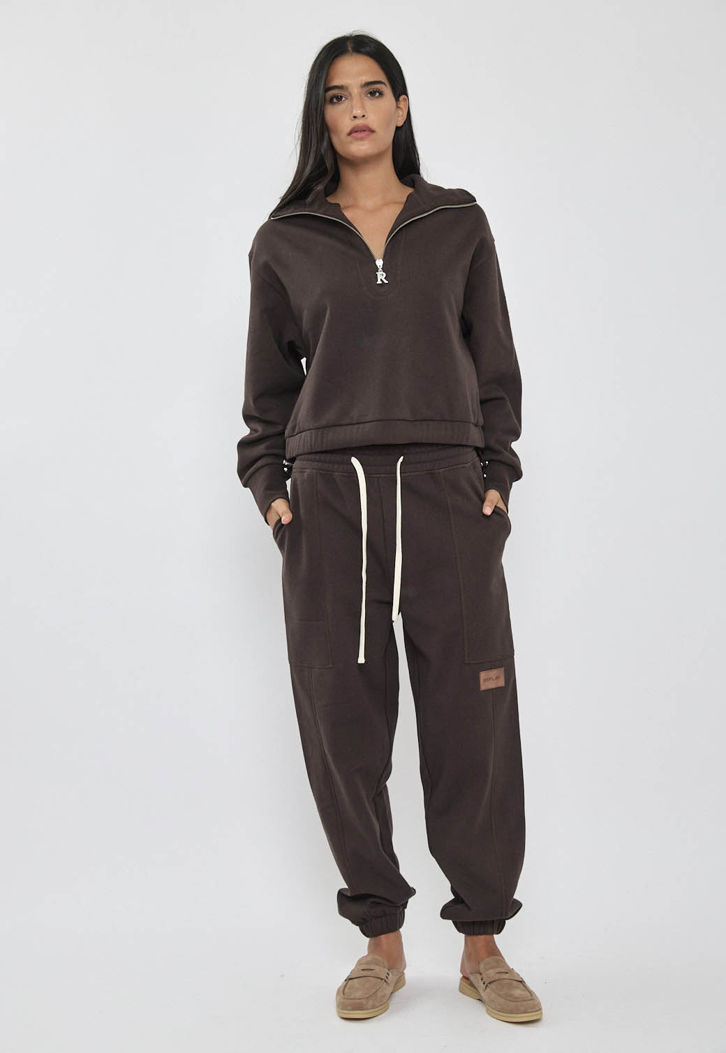 מכנסי אינטרלוק לנשים בצבע חום כהה עם לוגו