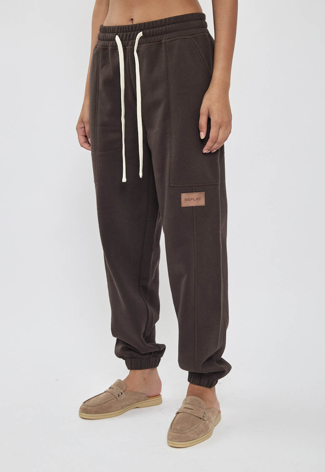 מכנסי אינטרלוק לנשים בצבע חום כהה עם לוגו