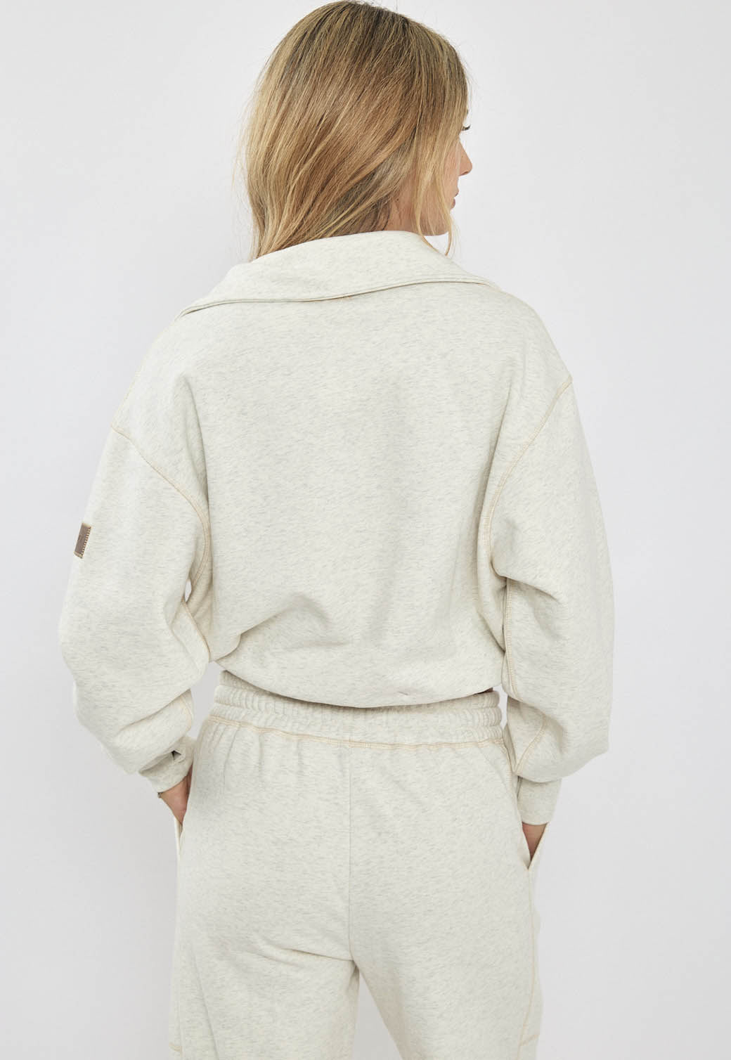 ג'קט קרופ ארוכה לנשים בצבע קרם עם רוכסן ולוגו
