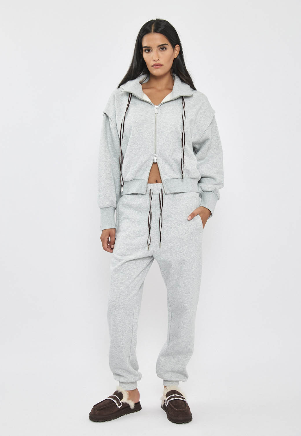 מכנסי טרנינג לנשים בצבע אפור מלנג’ עם שרוך מותן