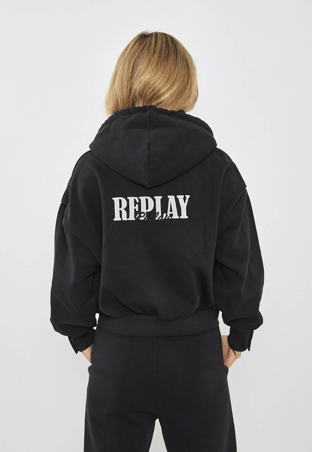 קפוצ'ון רוכסן לנשים בצבע שחור עם לוגו רקום בגב