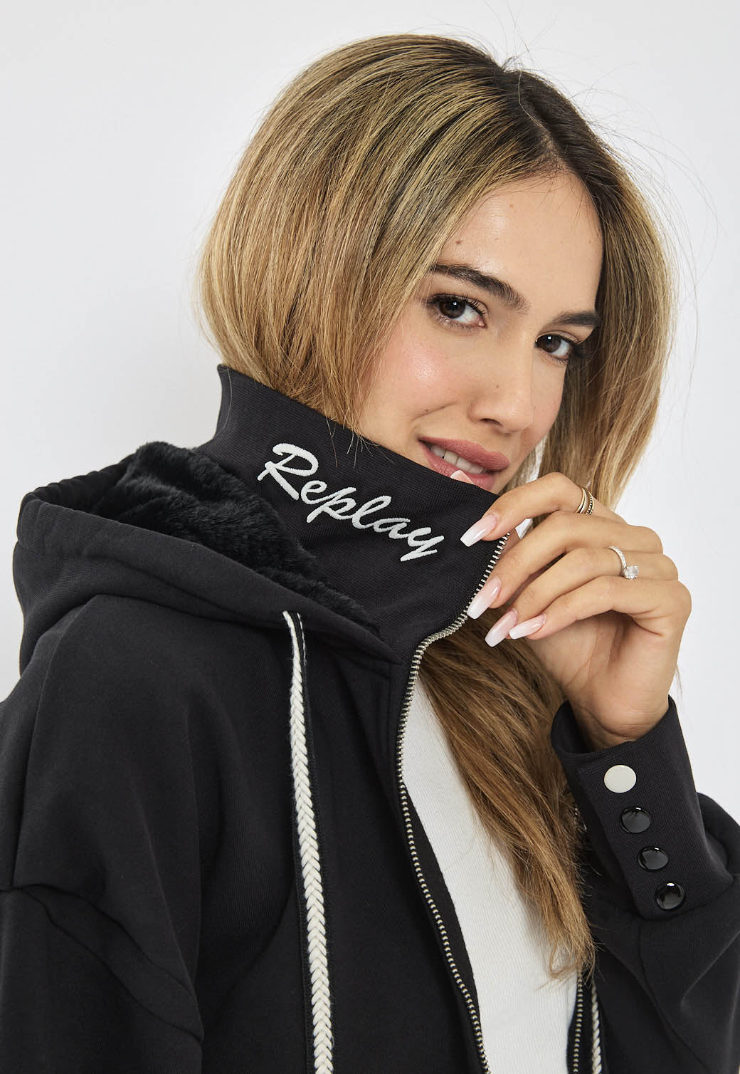 קפוצ'ון רוכסן לנשים בצבע שחור עם לוגו רקום בגב