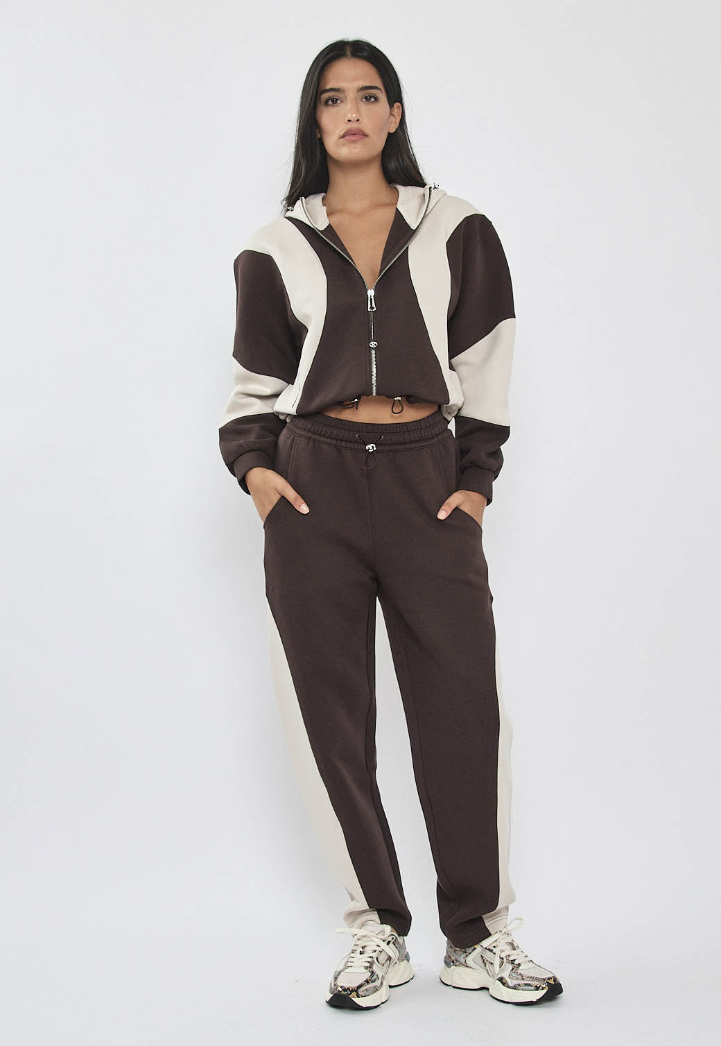 מכנסי ג’וגר לנשים בצבע קרם עם פאנלים צדדיים