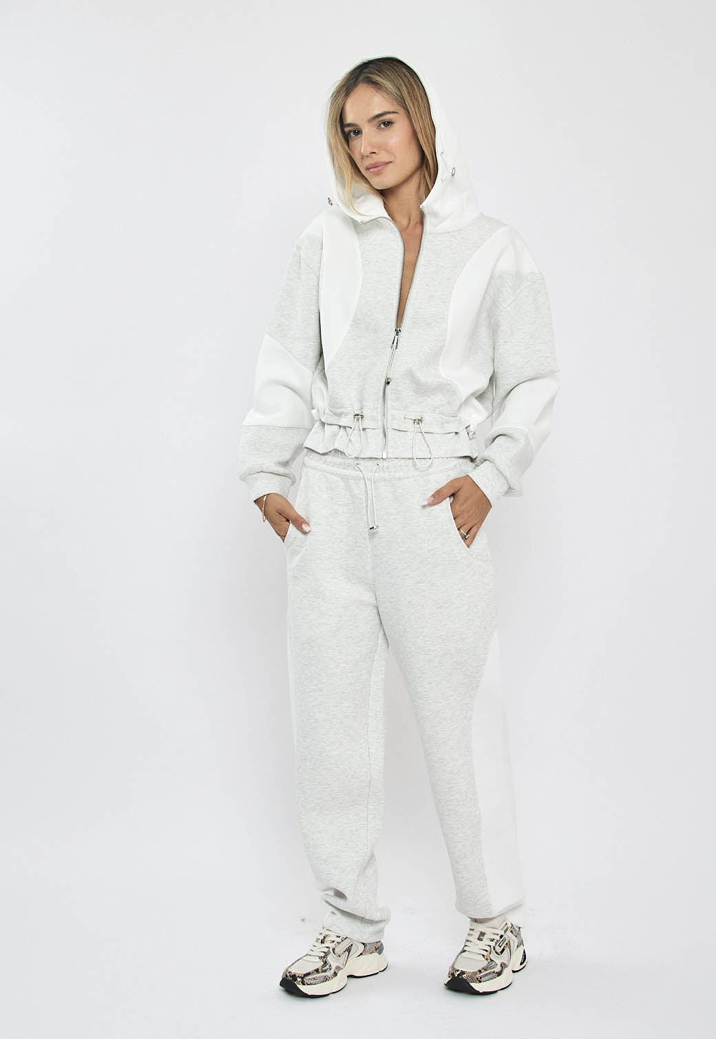 מכנסי טרנינג לנשים בצבע אפור בהיר