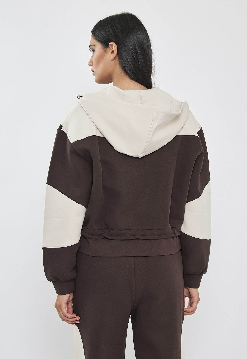 קפוצ׳ון רוכסן לנשים בצבע קרם/חום בגזרה קרופ