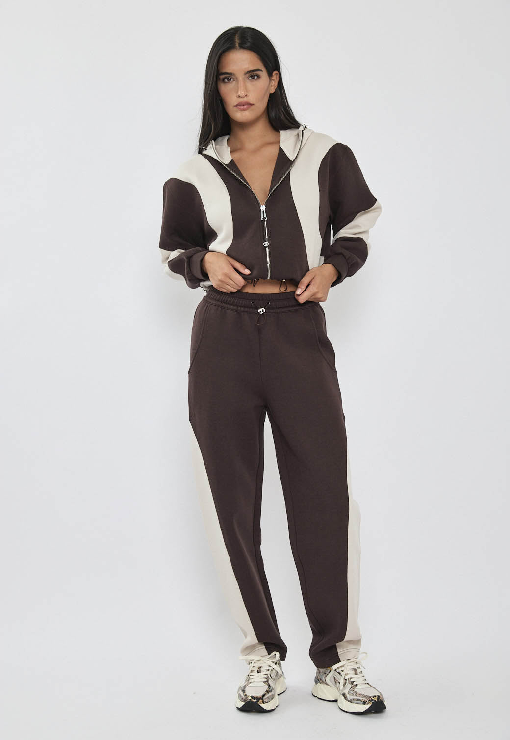 קפוצ׳ון רוכסן לנשים בצבע קרם/חום בגזרה קרופ