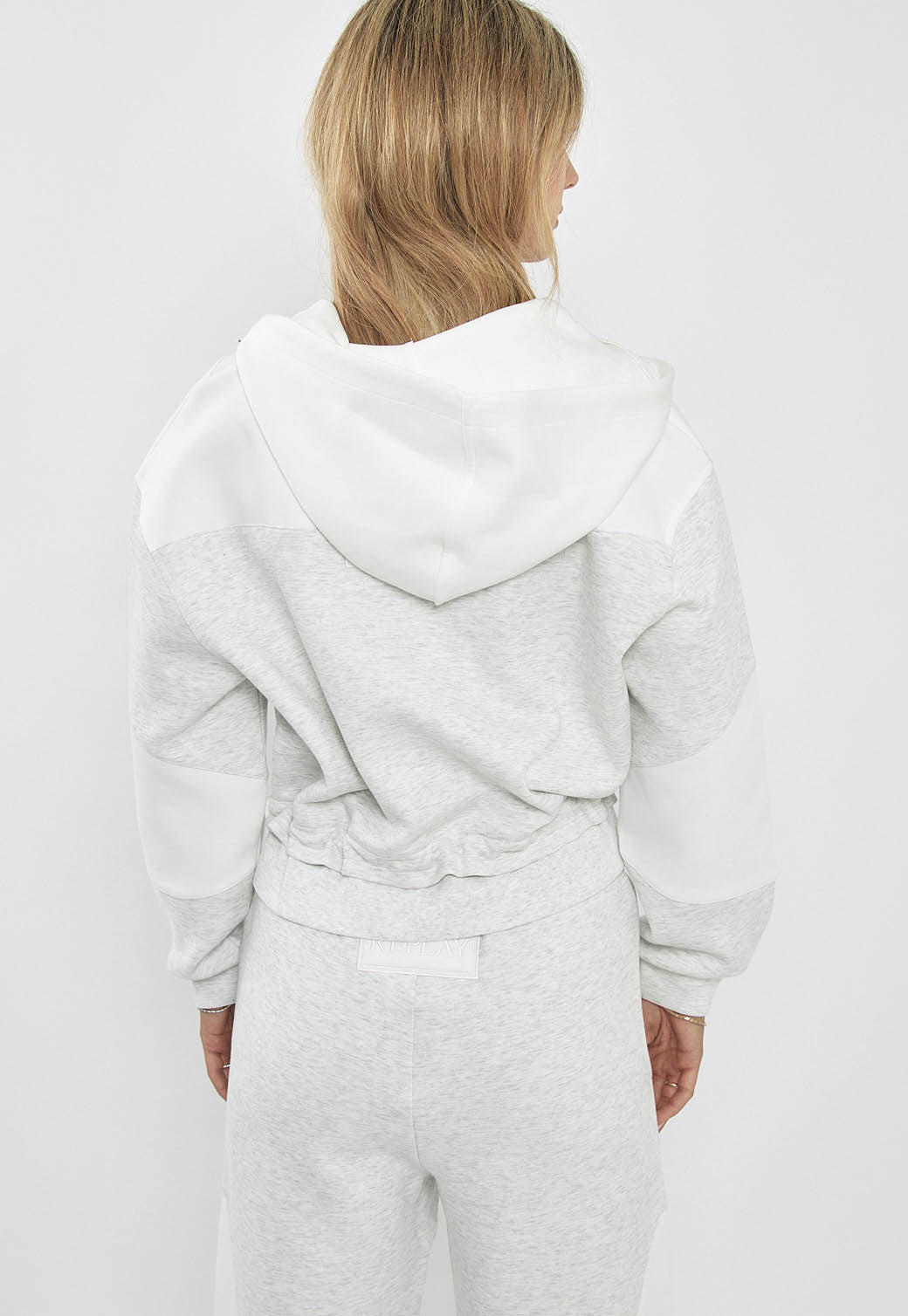 קפוצ'ון רוכסן לנשים בצבע אפור מלנג’ בהיר