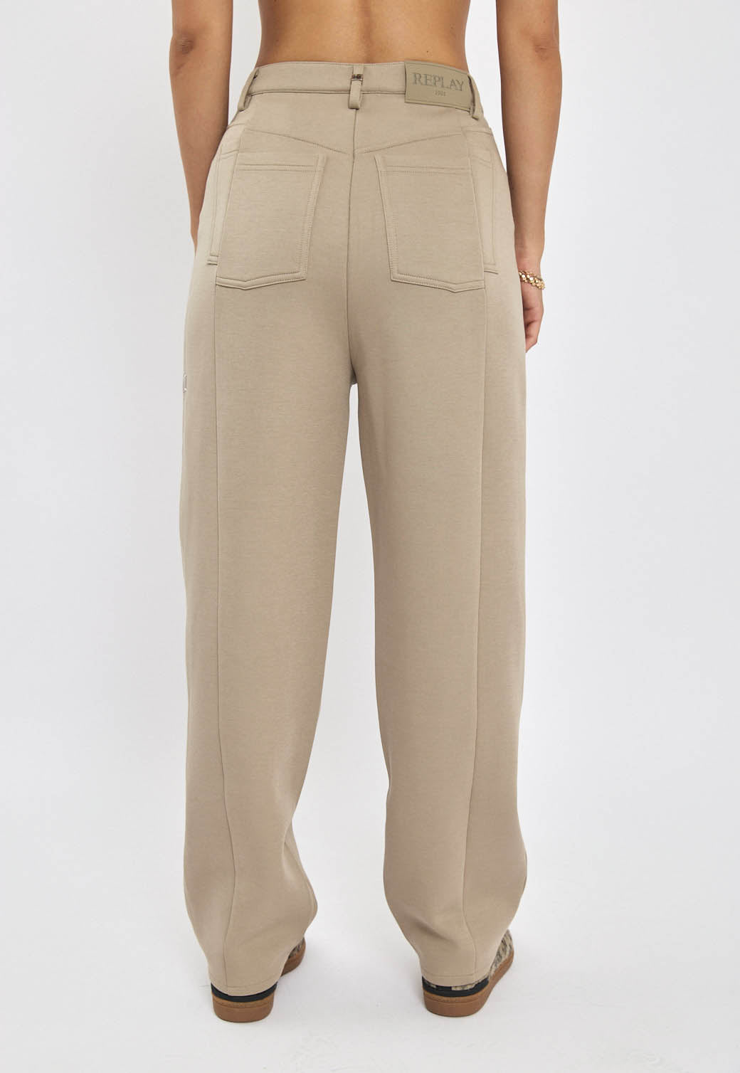 מכנסיים לנשים בצבע בז'