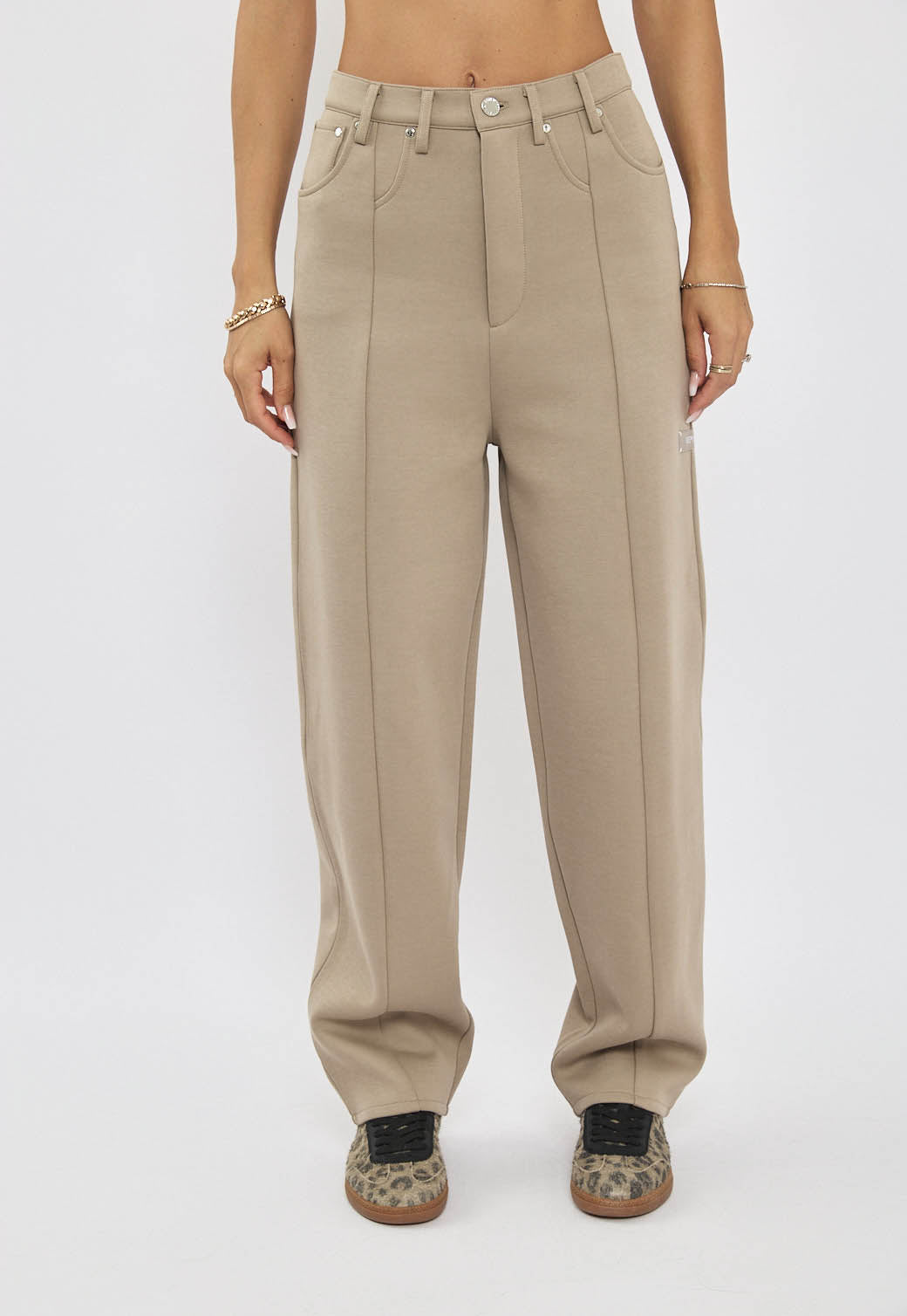 מכנסיים לנשים בצבע בז'