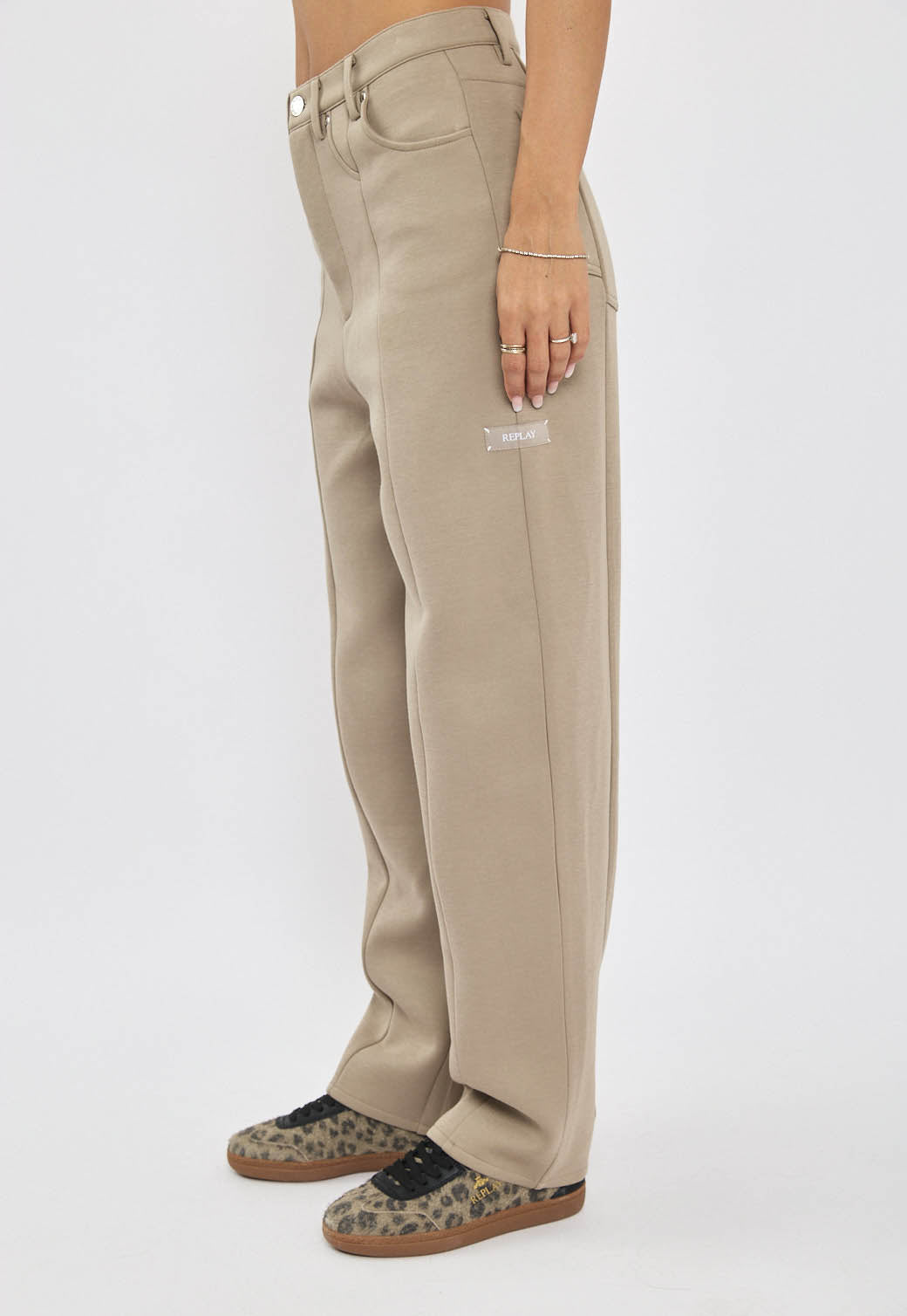 מכנסיים לנשים בצבע בז'