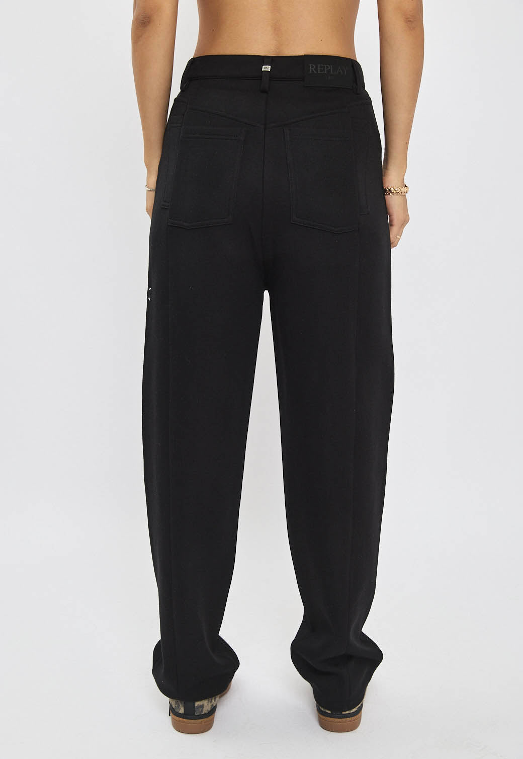 מכנסיים ארוכים לנשים בצבע שחור עם תפרים קדמיים