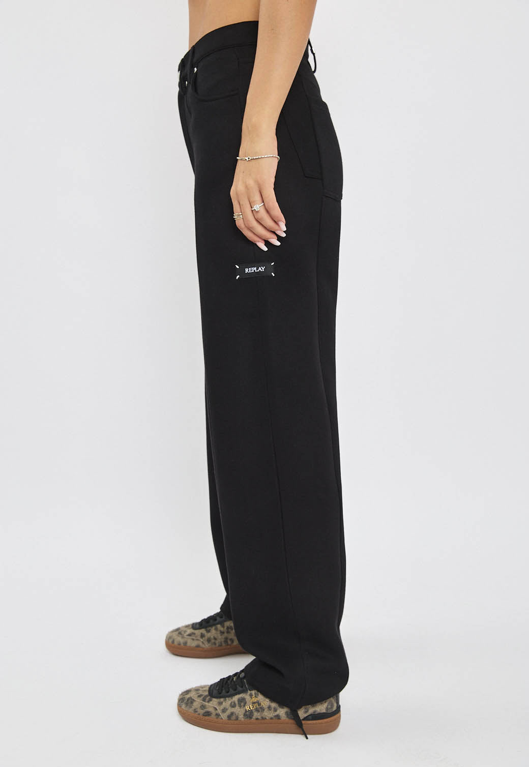 מכנסיים ארוכים לנשים בצבע שחור עם תפרים קדמיים