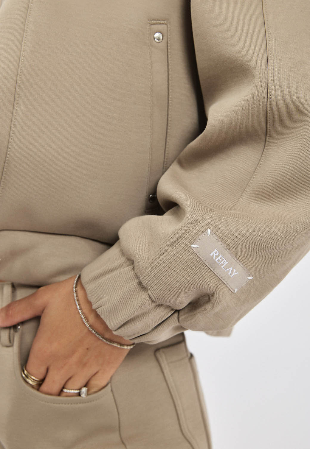 ג׳קט קצר לנשים בצבע בז׳ עם רוכסן