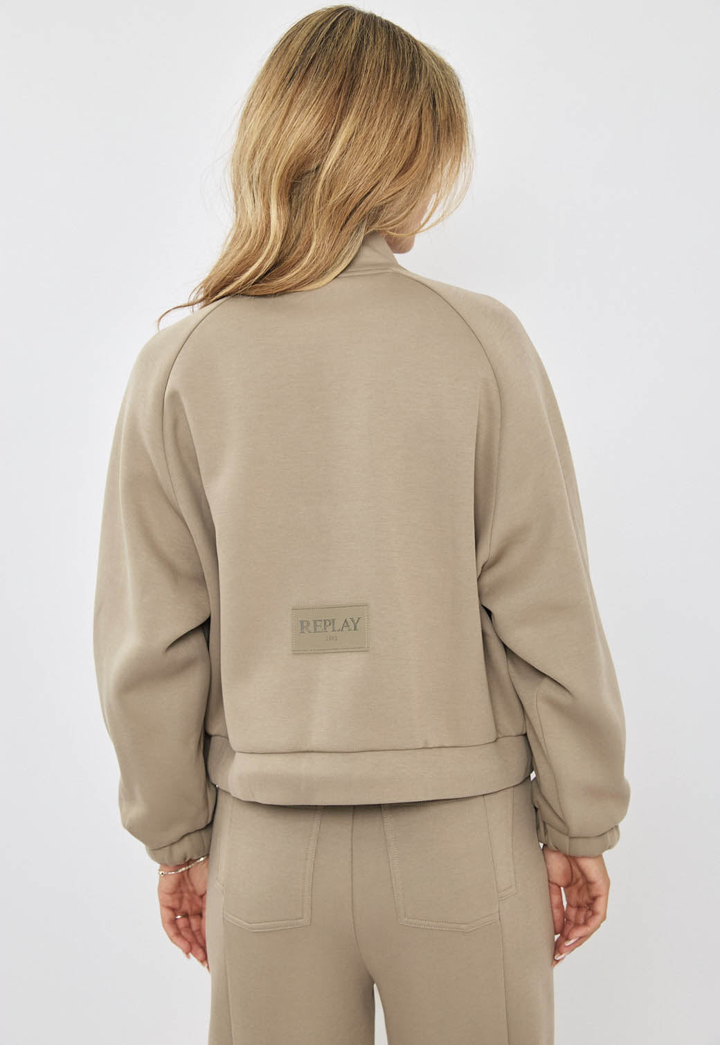 ג׳קט קצר לנשים בצבע בז׳ עם רוכסן