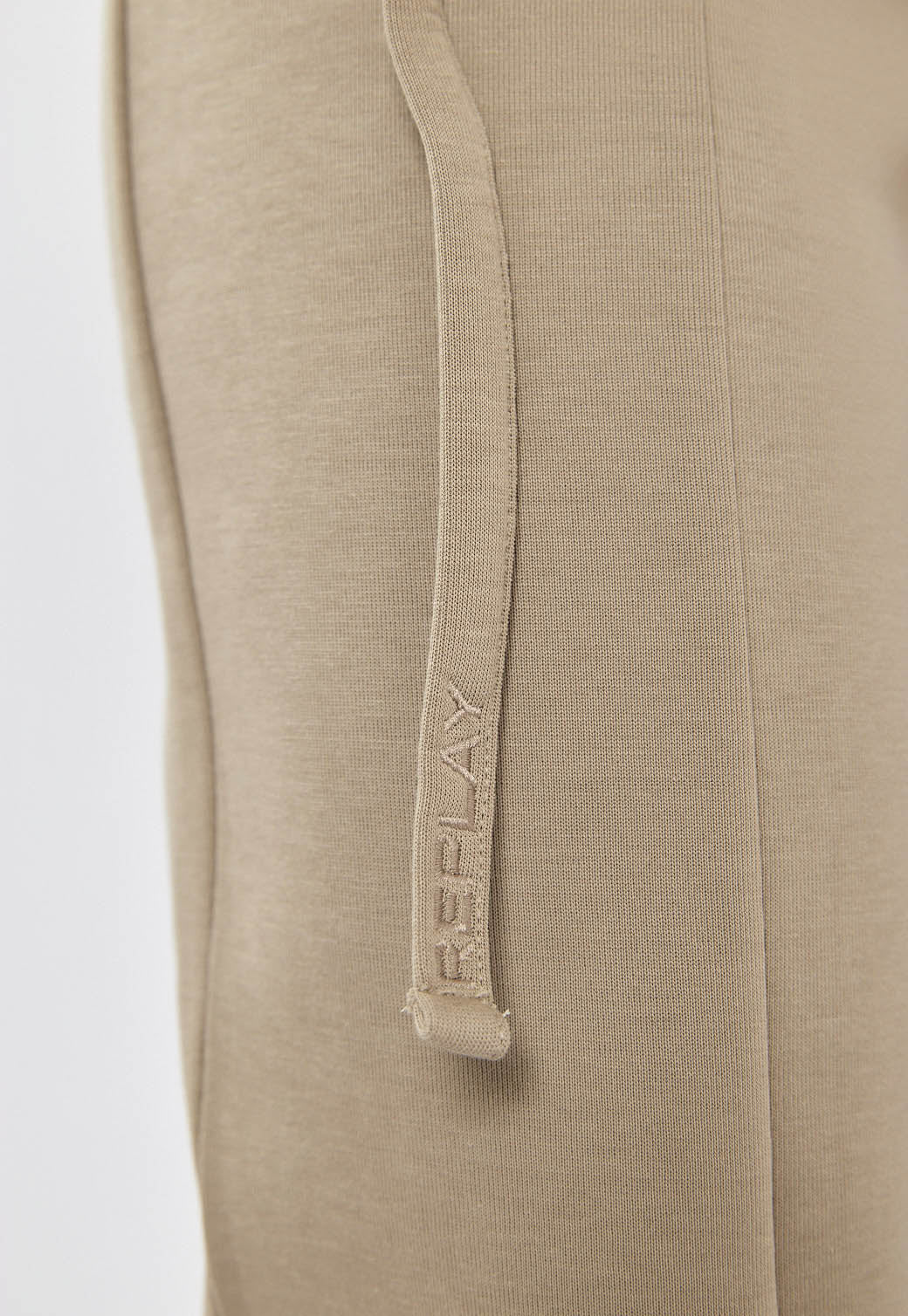 ג׳קט קצר לנשים בצבע בז׳ עם רוכסן