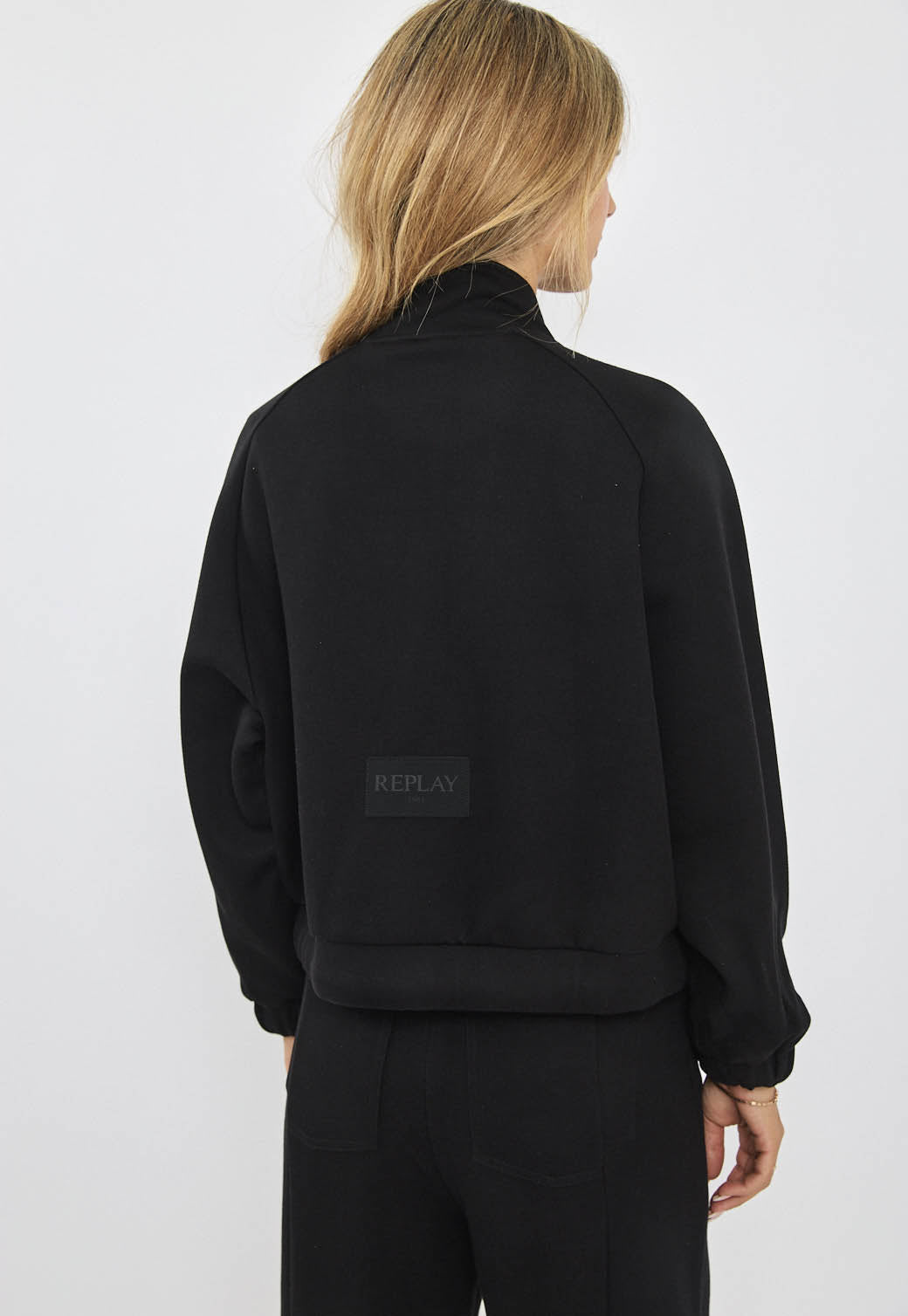 ג׳קט קצר לנשים בצבע שחור עם רוכסן