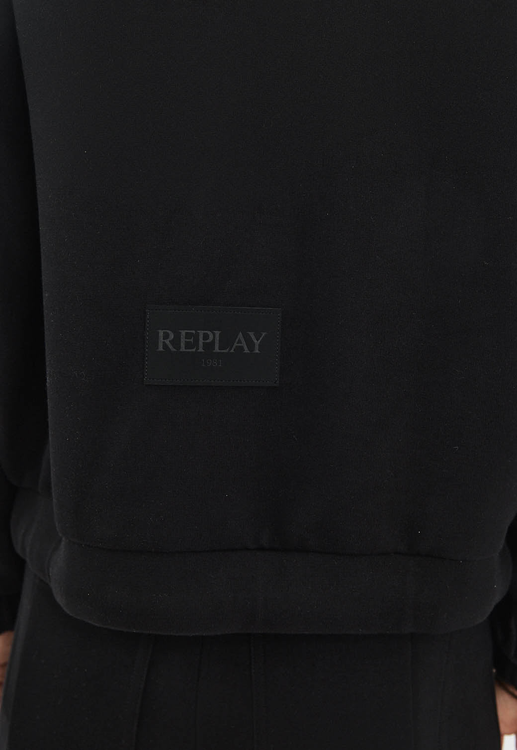 ג׳קט קצר לנשים בצבע שחור עם רוכסן