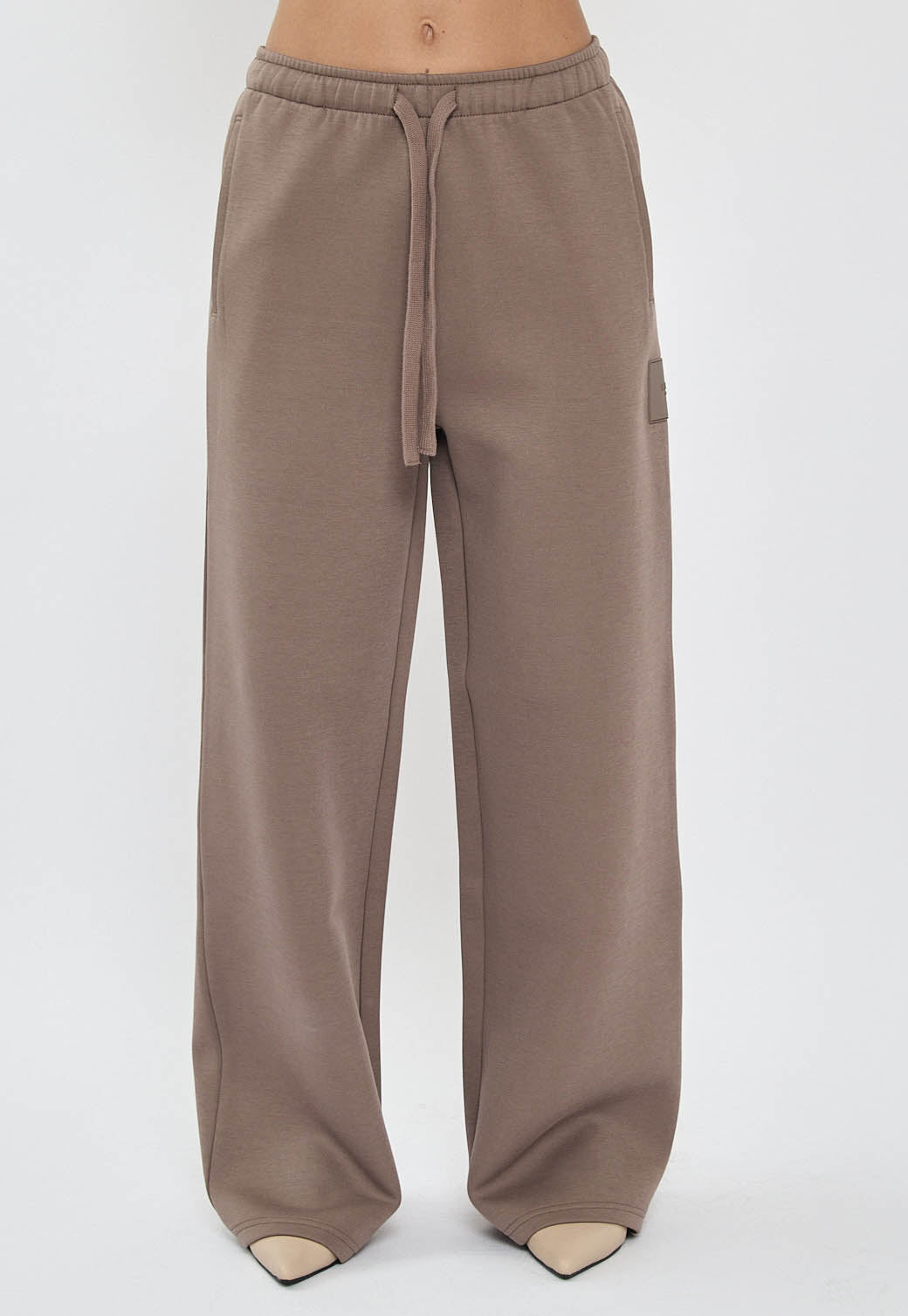 מכנסיים רחבים לנשים בצבע חום עם שרוך קשירה