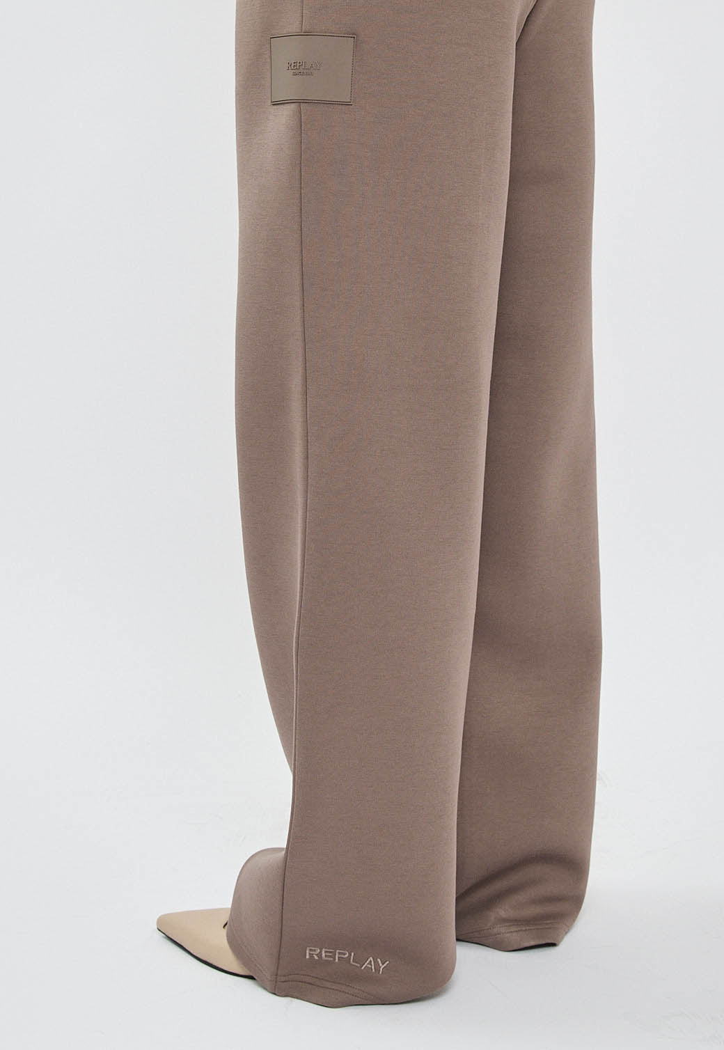 מכנסיים רחבים לנשים בצבע חום עם שרוך קשירה