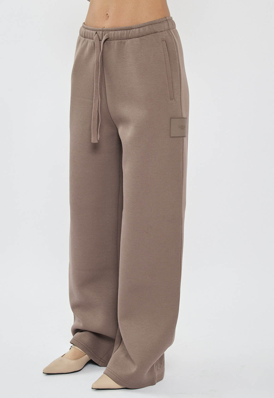 מכנסיים רחבים לנשים בצבע חום עם שרוך קשירה