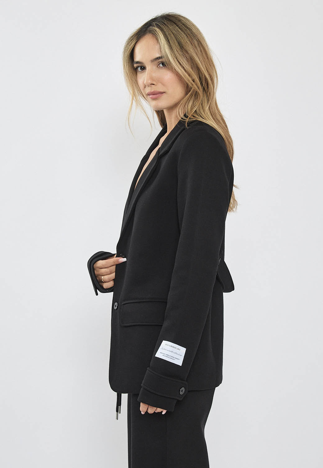 בלייזר לנשים INTERLOCK JKT בצבע שחור