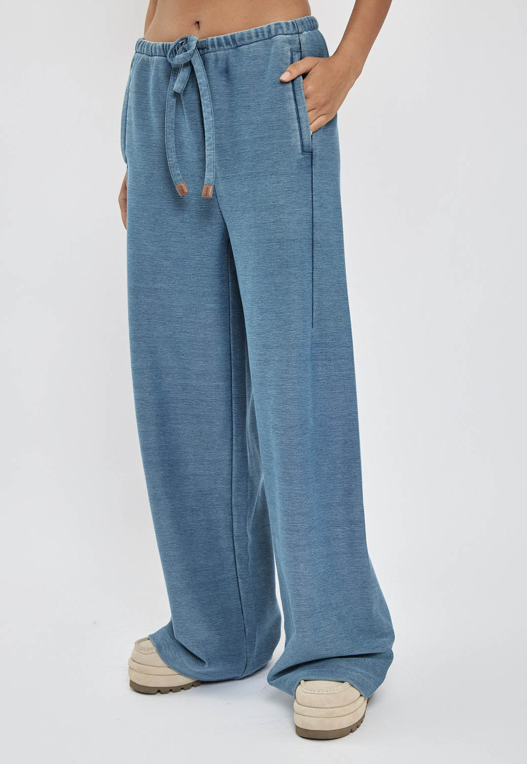 מכנסיים לנשים בגזרה רחבה בצבע כחול בהיר