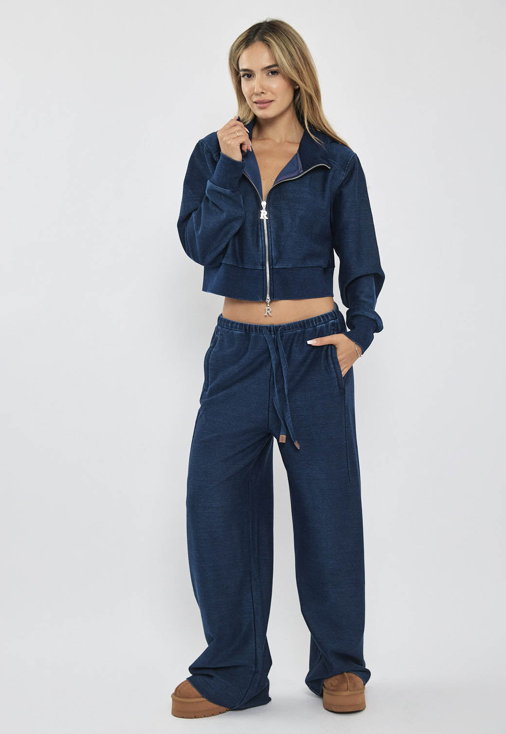 מכנסיים לנשים בגזרה רחבה בצבע כחול כהה