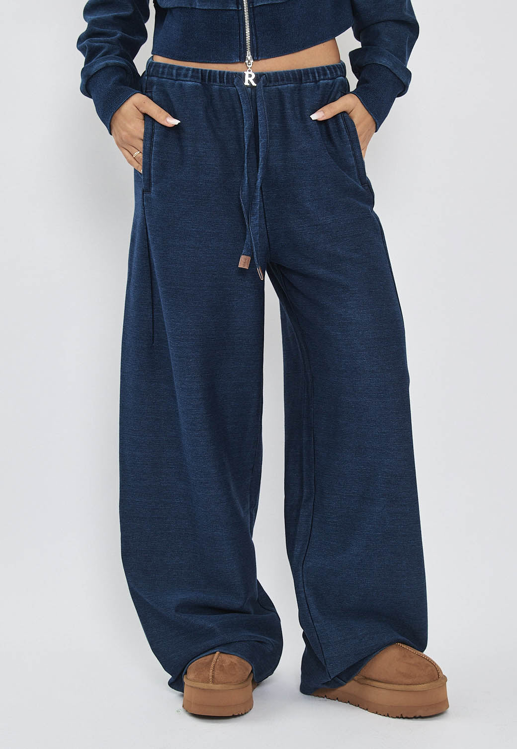 מכנסיים לנשים בגזרה רחבה בצבע כחול כהה