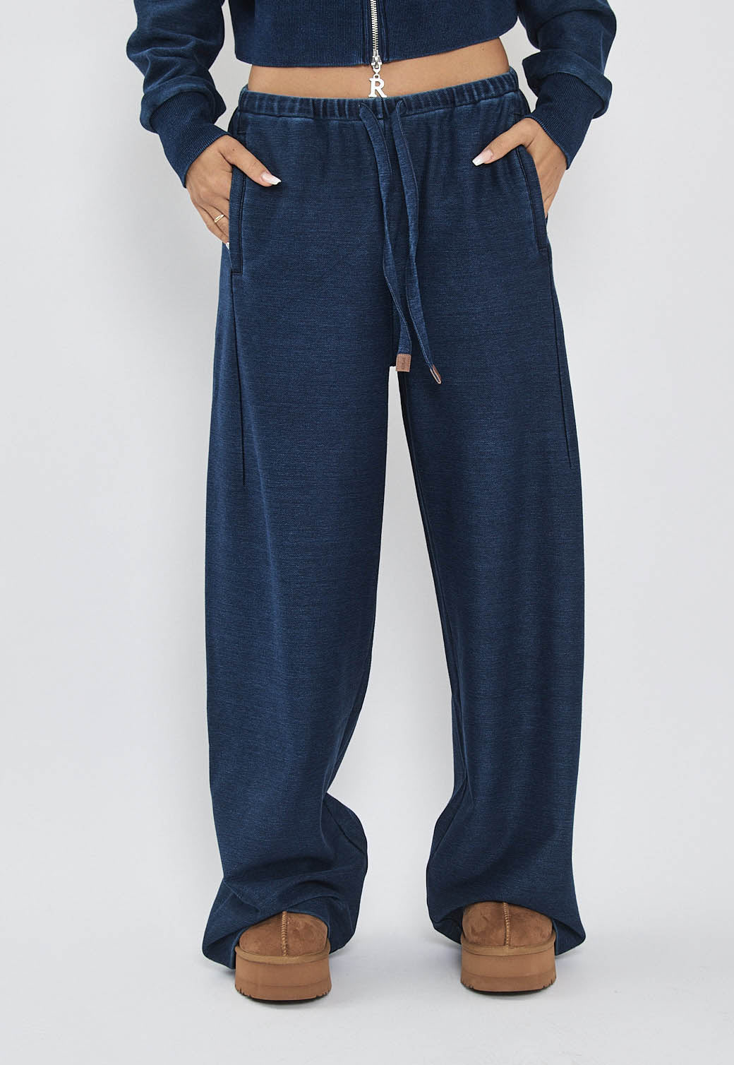 מכנסיים לנשים בגזרה רחבה בצבע כחול כהה