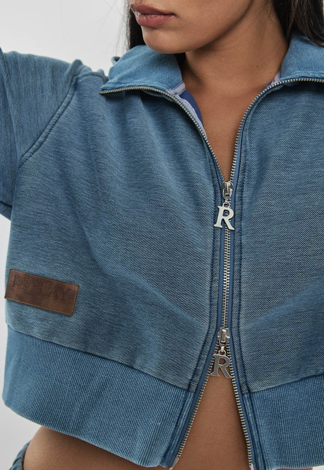 ג׳קט לנשים בצבע כחול בהיר עם רוכסן