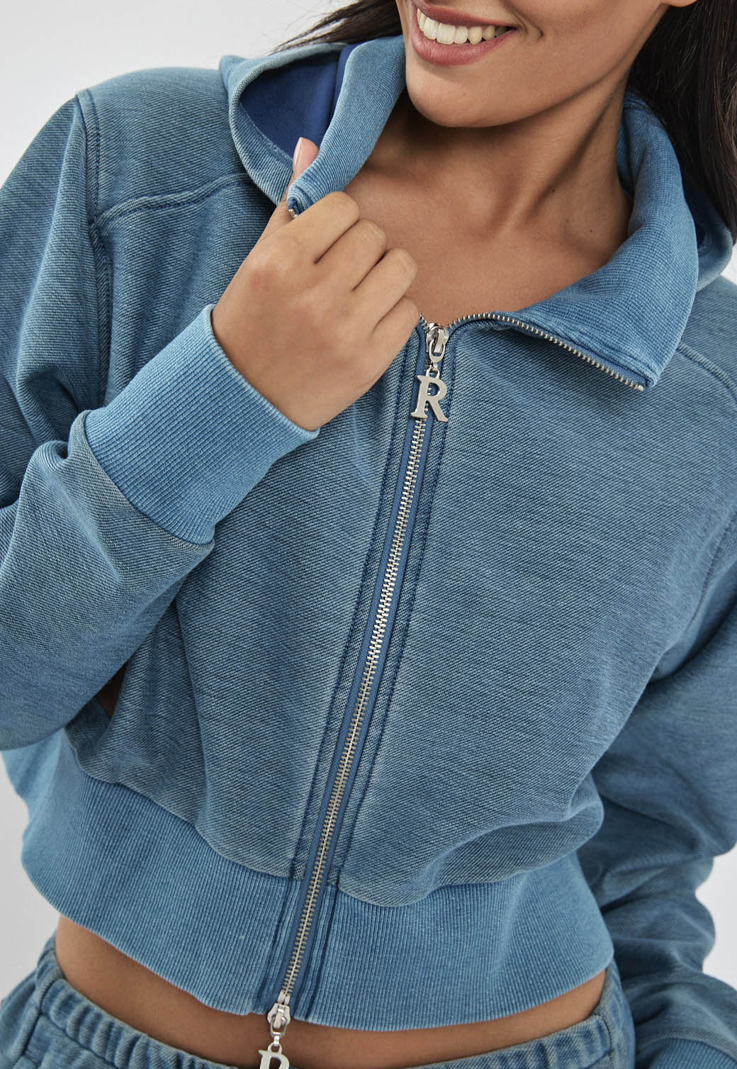 ג׳קט לנשים בצבע כחול בהיר עם רוכסן