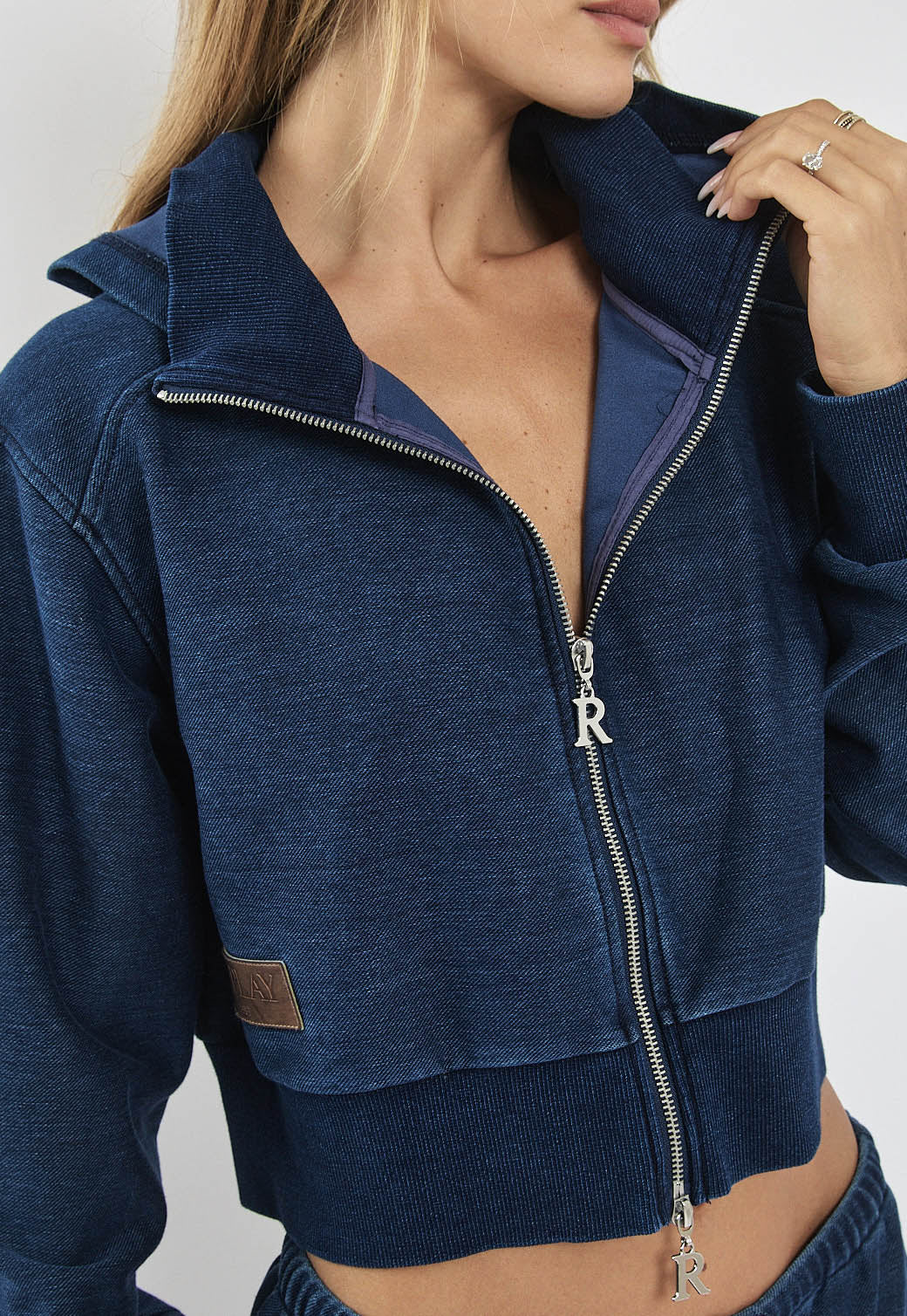 ג׳קט דנים לנשים בצבע כחול כהה עם רוכסן