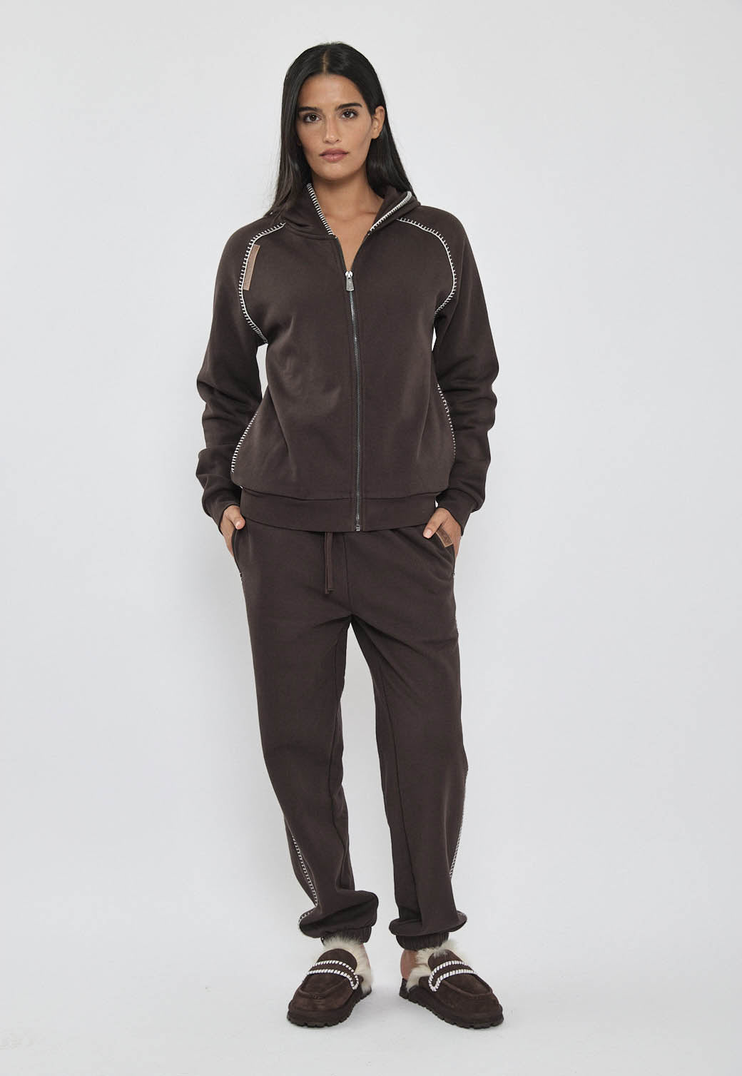 מכנסי טרנינג נשים חום כהה עם שרוך ותפר דקורטיבי לאורך הצד.