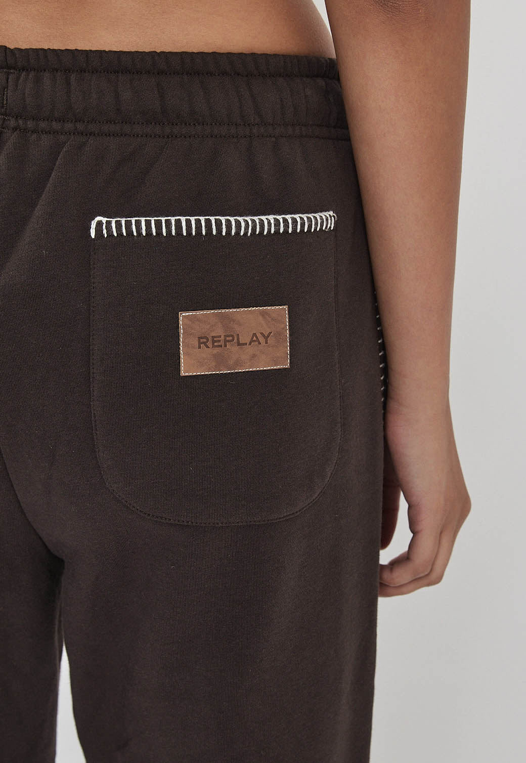 מכנסי טרנינג לנשים בצבע חום כהה עם שרוך