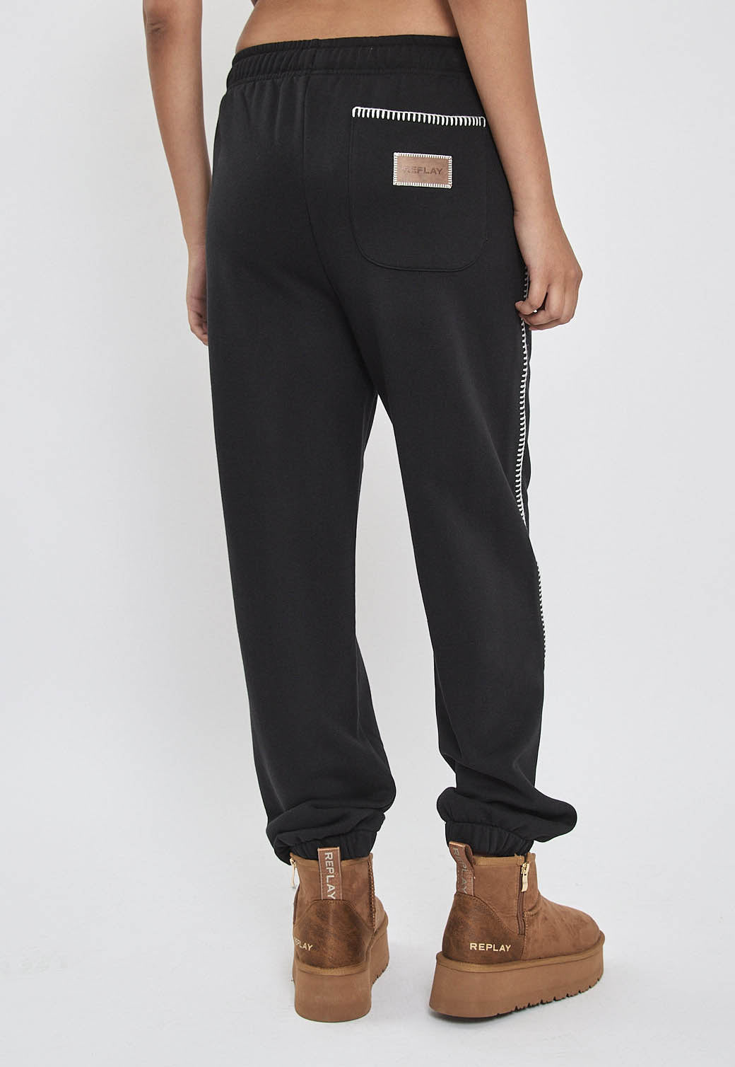 מכנסי טרנינג לנשים בצבע שחור עם פס צד ולוגו