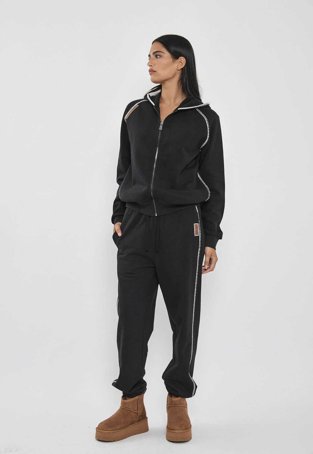 מכנסי טרנינג לנשים בצבע שחור עם פס צד ולוגו