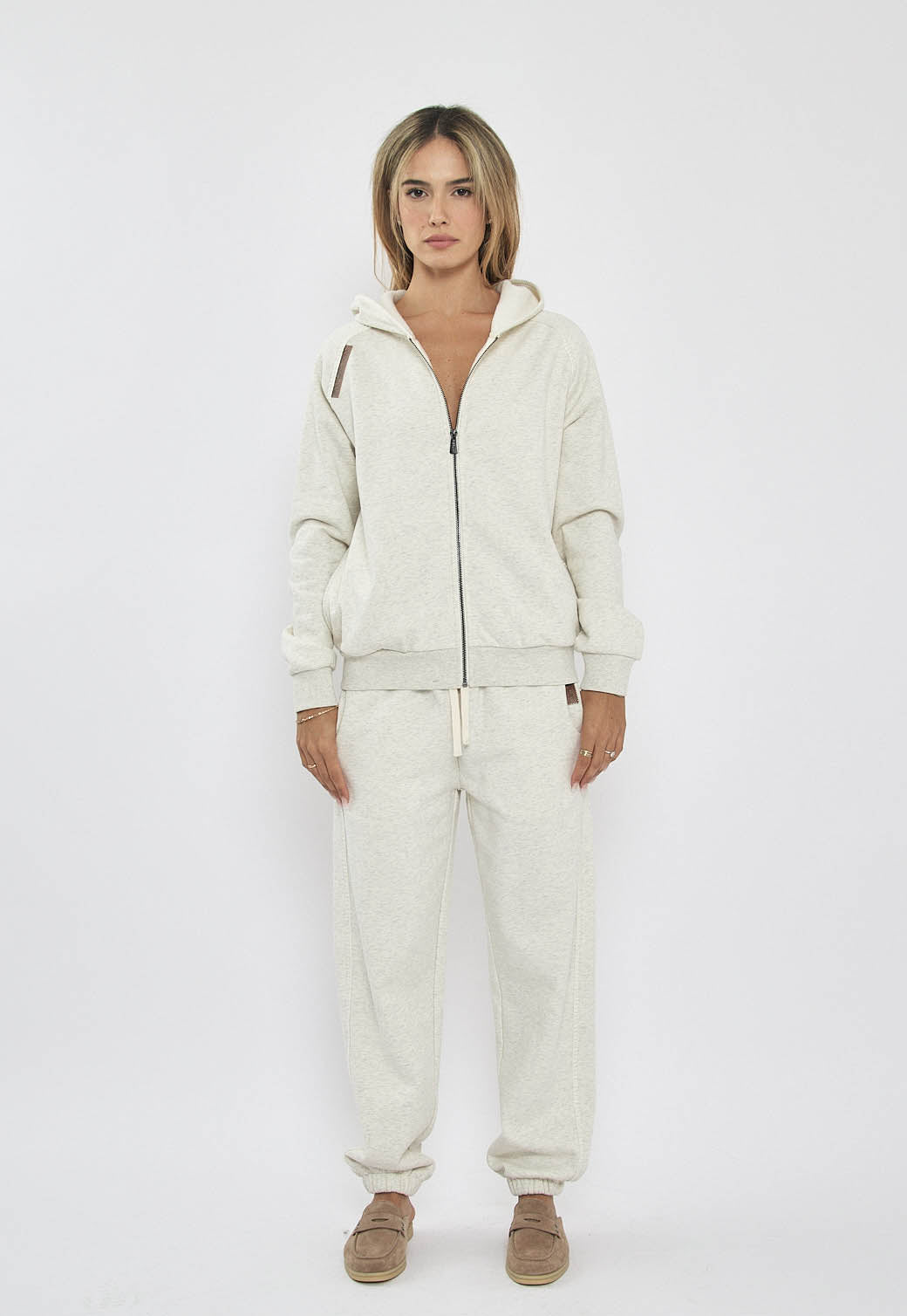 קפוצ׳ון לנשים עם רוכסן קדמי בצבע קרם