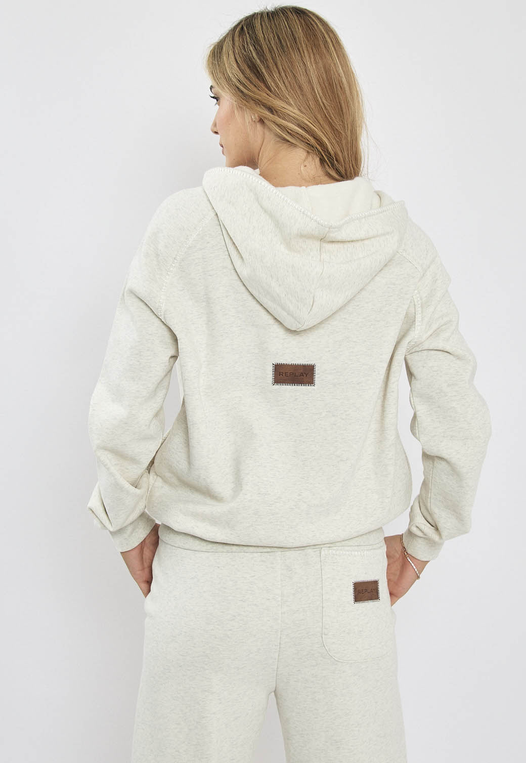 קפוצ׳ון לנשים עם רוכסן קדמי בצבע קרם