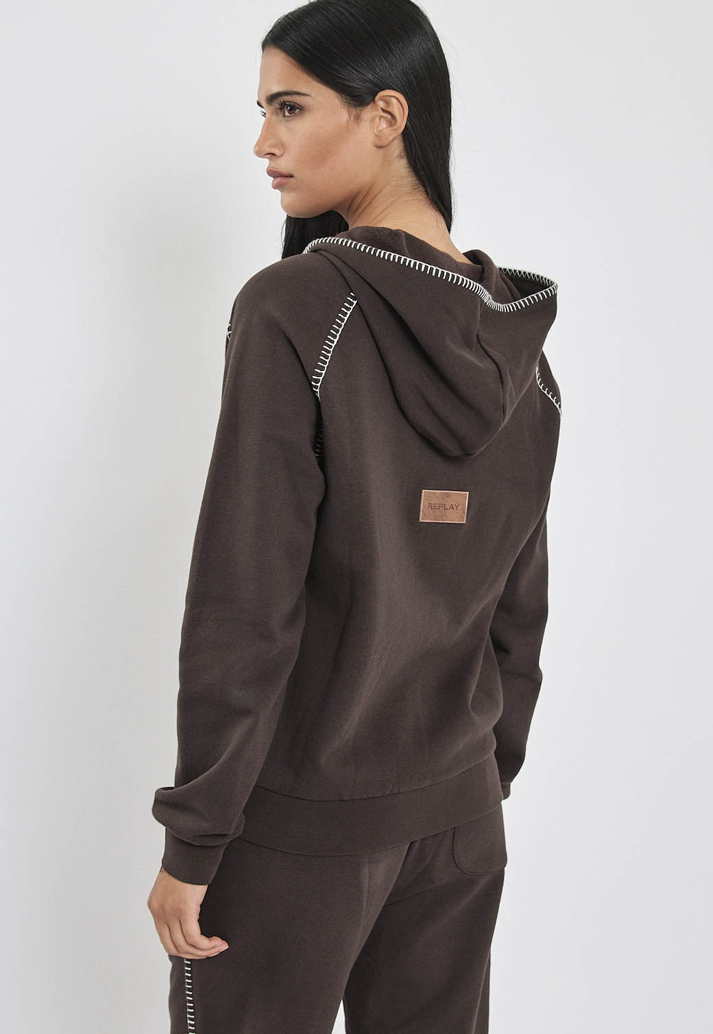 ג׳קט רוכסן לנשים בצבע חום כהה