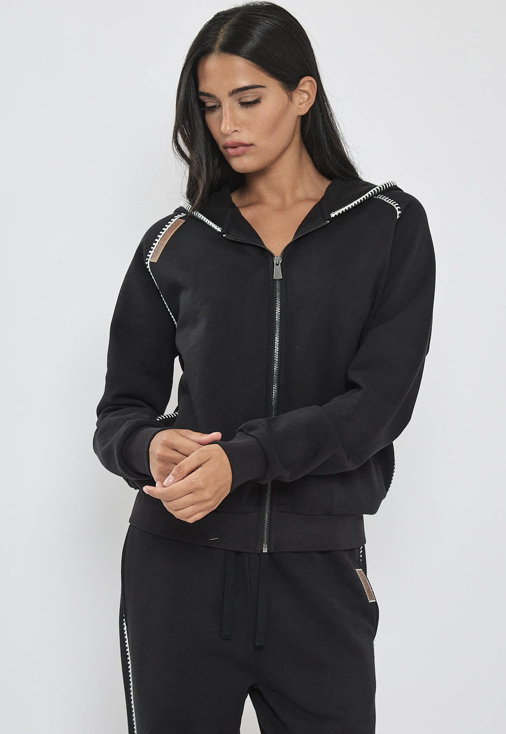 קפוצ׳ון לנשים עם רוכסן בצבע שחור ותפר דקורטיבי לבן